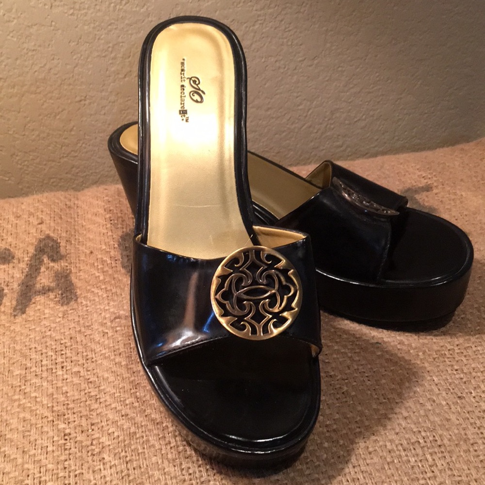 Black shiny sandals 6.5
